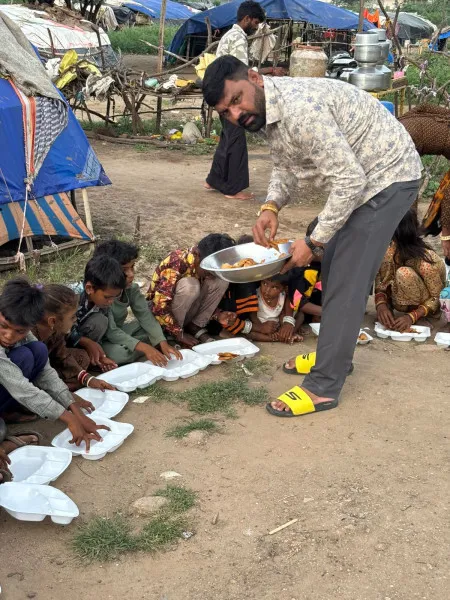 ઝૂંપડપટ્ટીના બાળકોને ભોજન કરાવી યંગ ઇન્ડિયા ગ્રુપના મેન્ટોર દેવેન રબારીના પુત્ર મયંકના જન્મદિવસની ઉજવણી
