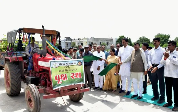 મોરબીમાં નાની વાવડી ગામે જિલ્લા કક્ષાના 76મા વન મહોત્સવ નિમિતે વૃક્ષારોપણ કરાયું
