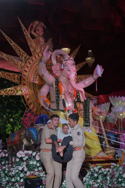 મોરબીના GRD જવાનોએ દિવ્યાંગ વ્યક્તિને ઊંચકીને ગણપતિના દર્શન કરાવી માનવતા મહેકાવી.