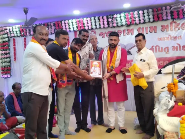 મોરબીમાં શ્રીમદ્ ભાગવત્ સપ્તાહ જ્ઞાનયજ્ઞમાં કથા શ્રવણનો લાભ લેતા પૂર્વ નગરપતિ સહીતના ક્ષત્રિય સમાજના અગ્રણીઓ