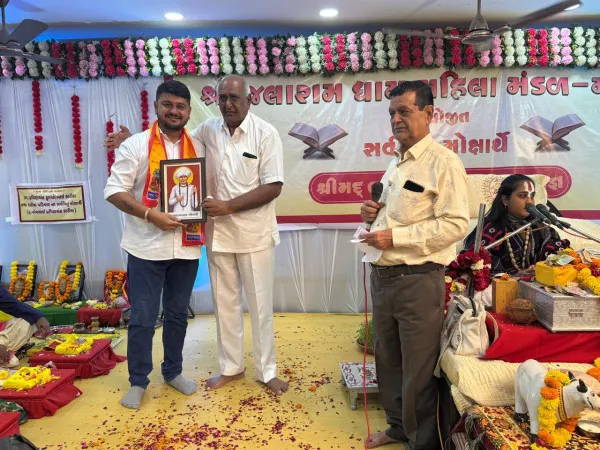 મોરબીમાં શ્રીમદ્ ભાગવત્ સપ્તાહ જ્ઞાનયજ્ઞમાં કથા શ્રવણનો લાભ લેતા પૂર્વ નગરપતિ સહીતના ક્ષત્રિય સમાજના અગ્રણીઓ