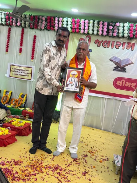 મોરબીમાં શ્રીમદ્ ભાગવત્ સપ્તાહ જ્ઞાનયજ્ઞમાં કથા શ્રવણનો લાભ લેતા પૂર્વ નગરપતિ સહીતના ક્ષત્રિય સમાજના અગ્રણીઓ