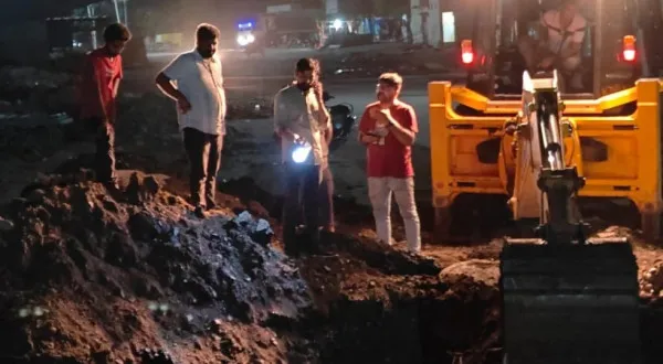 મોરબી તાલુકા સેવા સદન ગેટ ઉપર ઉભરાતી ગટરની રાતોરાત સફાઈ