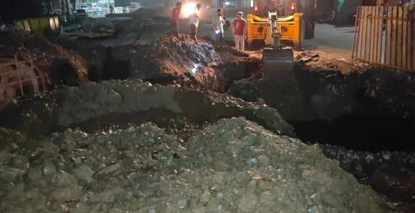 મોરબી તાલુકા સેવા સદન ગેટ ઉપર ઉભરાતી ગટરની રાતોરાત સફાઈ