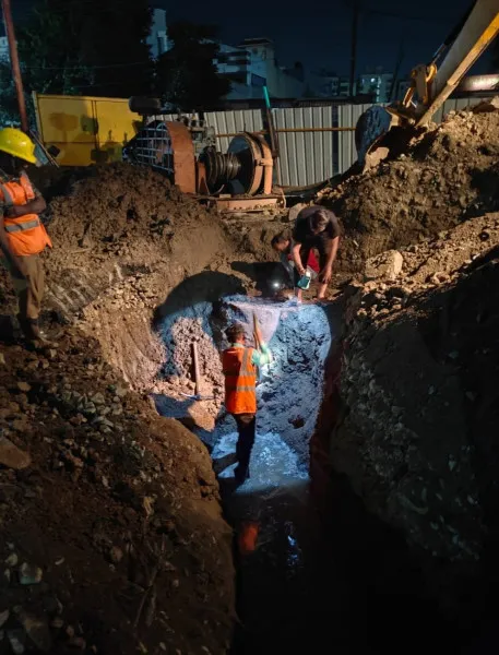 મોરબી તાલુકા સેવા સદન ગેટ ઉપર ઉભરાતી ગટરની રાતોરાત સફાઈ