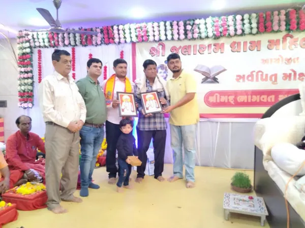 મોરબી જલારામ ધામ ખાતે ભાગવત્ સપ્તાહમાં કથા શ્રવણનો લાભ લેતા સંતો-મહંતો, વિવિધ સમાજનાં અગ્રણીઓ