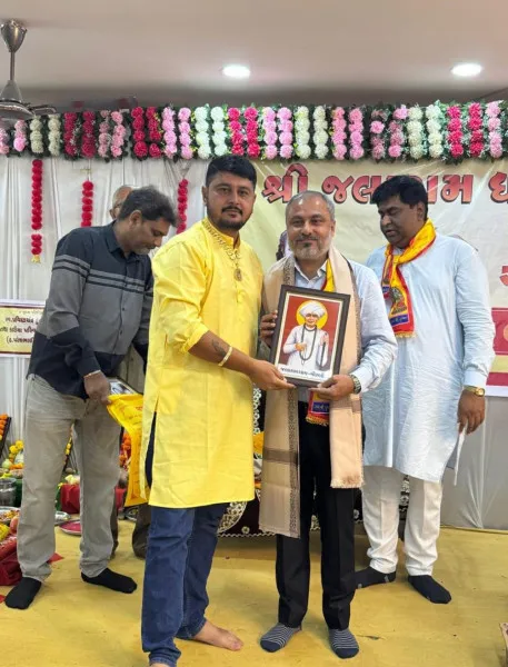 મોરબી જલારામ ધામ ખાતે ભાગવત્ કથાનું રસપાન કરતા ભાજપ અગ્રણીઓ તેમજ પોલીસ અધિકારીઓ