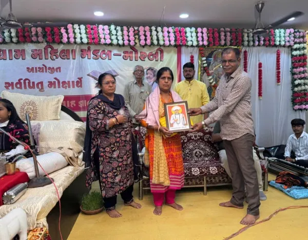 મોરબી જલારામ ધામ ખાતે ભાગવત્ કથાનું રસપાન કરતા ભાજપ અગ્રણીઓ તેમજ પોલીસ અધિકારીઓ