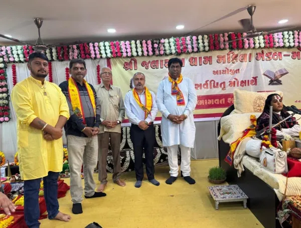 મોરબી જલારામ ધામ ખાતે ભાગવત્ કથાનું રસપાન કરતા ભાજપ અગ્રણીઓ તેમજ પોલીસ અધિકારીઓ