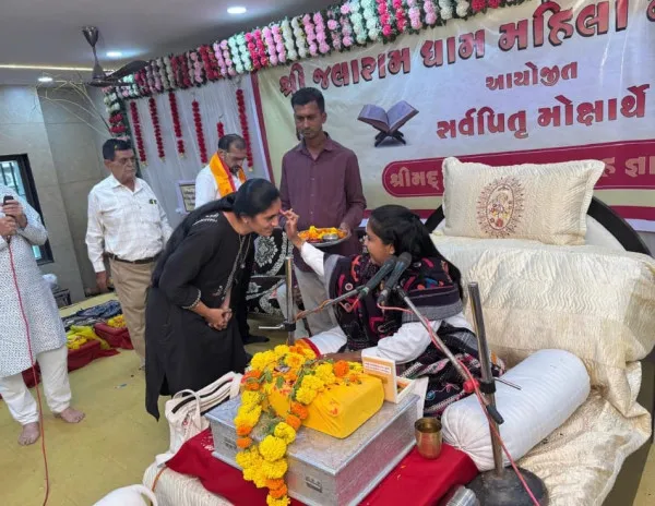 મોરબી જલારામ ધામ ખાતે ભાગવત્ કથાનું રસપાન કરતા ભાજપ અગ્રણીઓ તેમજ પોલીસ અધિકારીઓ