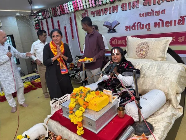 મોરબી જલારામ ધામ ખાતે ભાગવત્ કથાનું રસપાન કરતા ભાજપ અગ્રણીઓ તેમજ પોલીસ અધિકારીઓ