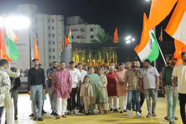 મોરબીના પાટીદાર નવરાત્રી મહોત્સવમાં બે શહીદના પરિવારોને 1-1 લાખની સહાય અર્પણ
