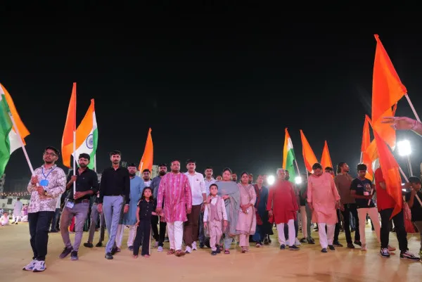 મોરબીના પાટીદાર નવરાત્રી મહોત્સવમાં બે શહીદના પરિવારોને 1-1 લાખની સહાય અર્પણ
