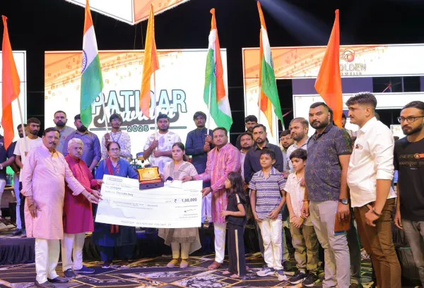 મોરબીના પાટીદાર નવરાત્રી મહોત્સવમાં બે શહીદના પરિવારોને 1-1 લાખની સહાય અર્પણ
