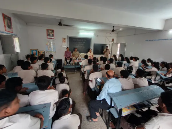 મોરબીના રાજપર ગામની માધ્યમિક શાળામાં માર્ગ સલામતી અંગે સેમિનાર યોજાયો
