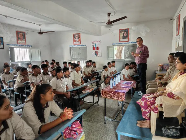 મોરબીના રાજપર ગામની માધ્યમિક શાળામાં માર્ગ સલામતી અંગે સેમિનાર યોજાયો