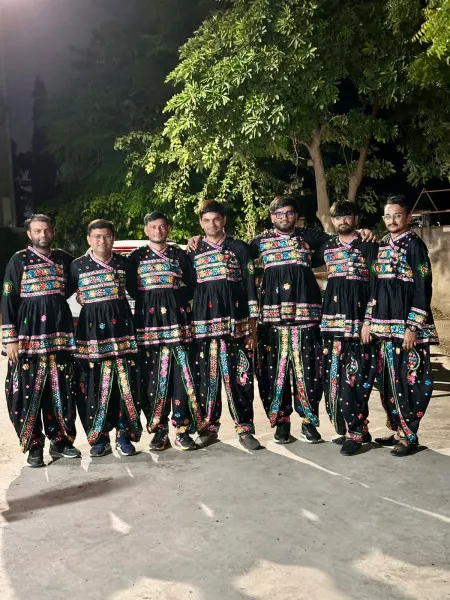 મોરબીમાં ખોડીયાર પાર્ક સોસાયટીના યુવકોએ વૈદિક પરંપરા અનુસાર રાસ-ગરબા રજૂ કર્યા