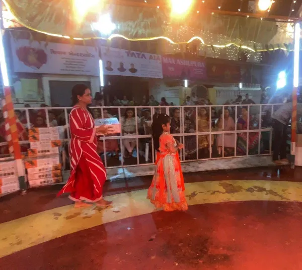મોરબીની ન્યુ ગુજરાત હાઉસિંગ બોર્ડની શેરી ગરબીમાં 191 દીકરીઓને લ્હાણીનું વિતરણ