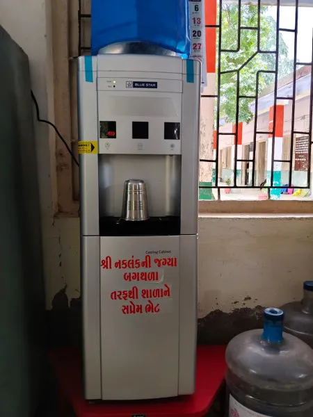 મોરબીના બગથળા ગામે નકલંકની જગ્યા તરફથી કુમાર અને કન્યા શાળામાં વોટર કુલરની ભેટ અર્પણ
