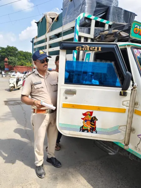 મોરબીમાં 78 બ્લેક ફિલ્મવાળી કારના ચાલકો સામે દંડનીય કાર્યવાહી