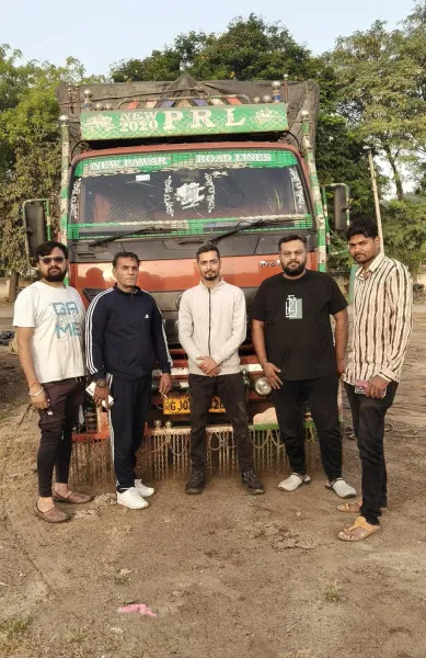 મોરબીમાં પશુ ભરેલી ગાડીનો પીછો કરતા ડ્રાઇવરનો ગાડીને ગૌરક્ષકોની માથે ચડાવાનો પ્રયાસ
