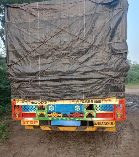 મોરબીમાં પશુ ભરેલી ગાડીનો પીછો કરતા ડ્રાઇવરનો ગાડીને ગૌરક્ષકોની માથે ચડાવાનો પ્રયાસ
