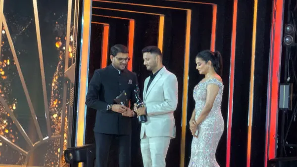 મોરબીના ઉધોગપતિ ભરતભાઈ ઝાલરીયાનું બોલિવૂડના ફિલ્મફેર એવોર્ડ સેરેમનીના રેડ કાર્પેટથી ભવ્ય સ્વાગત
