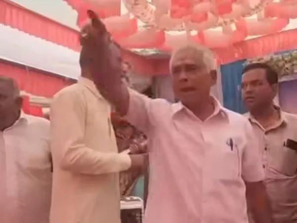 હળવદના નવા ઇસનપુર ગામે કૃષિ મહોત્સવમાં  બેઠક વ્યવસ્થા માટે ભાજપ-કોંગ્રેસના નેતાઓ બાખડી પડ્યા
