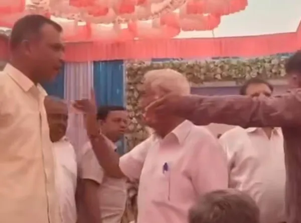 હળવદના નવા ઇસનપુર ગામે કૃષિ મહોત્સવમાં  બેઠક વ્યવસ્થા માટે ભાજપ-કોંગ્રેસના નેતાઓ બાખડી પડ્યા
