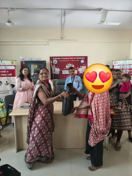 *મોરબી જિલ્લામાં કરુણા ફાઉન્ડેશન ઓફ પીપલ્સ લીવીંગ વીથ. એચ. આઈ. વી. એઈડ્સ દ્વારા PLHIV  લાભાર્થીઓ માટે ખાસ રાશન કીટ, મીઠાઈ તથા ફટાકડાનું વિતરણ કરાયું *
