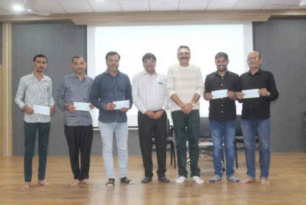 મોરબીમાં દેશનું ભાવિ ઘડનાર શિક્ષકોનું રૂ. 5 લાખથી વધુ રકમના ચેક આપી અદ્વિતીય સન્માન