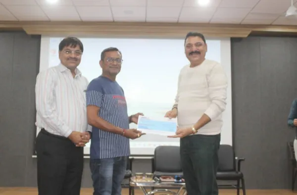 મોરબીમાં દેશનું ભાવિ ઘડનાર શિક્ષકોનું રૂ. 5 લાખથી વધુ રકમના ચેક આપી અદ્વિતીય સન્માન