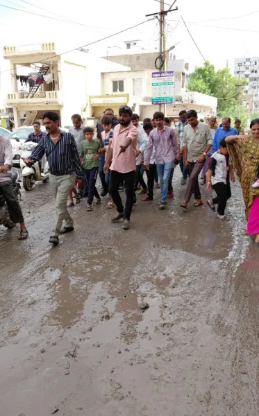 મોરબીના રવાપર રોડ ઉપર ખરાબ રોડના મામલે ફરી રહીશોનું રસ્તા રોકો આંદોલન