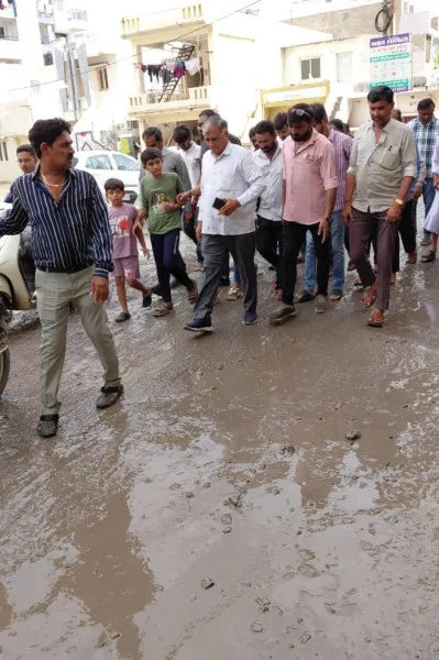 મોરબીના રવાપર રોડ ઉપર ખરાબ રોડના મામલે ફરી રહીશોનું રસ્તા રોકો આંદોલન