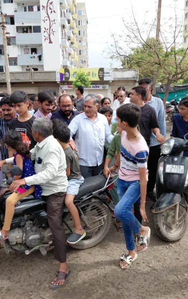 મોરબીના રવાપર રોડ ઉપર ખરાબ રોડના મામલે ફરી રહીશોનું રસ્તા રોકો આંદોલન