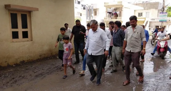 મોરબીના રવાપર રોડ ઉપર ખરાબ રોડના મામલે ફરી રહીશોનું રસ્તા રોકો આંદોલન