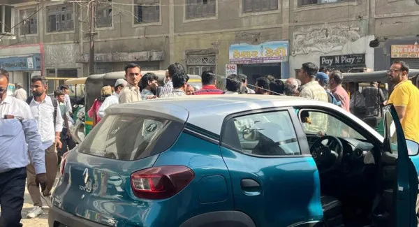 મોરબીના રેલવે સ્ટેશન રોડ પર ઉભરાતી ગટર, ખરાબ રસ્તા મામલે ચક્કાજામ 
