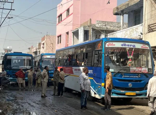 મોરબીના રેલવે સ્ટેશન રોડ પર ઉભરાતી ગટર, ખરાબ રસ્તા મામલે ચક્કાજામ 
