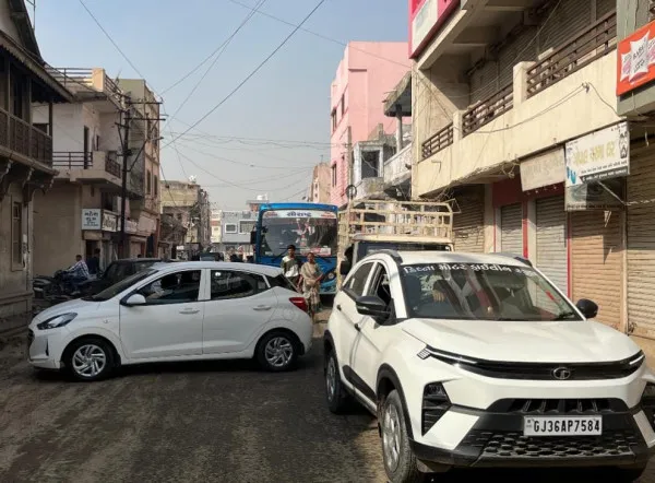 મોરબીના રેલવે સ્ટેશન રોડ પર ઉભરાતી ગટર, ખરાબ રસ્તા મામલે ચક્કાજામ 
