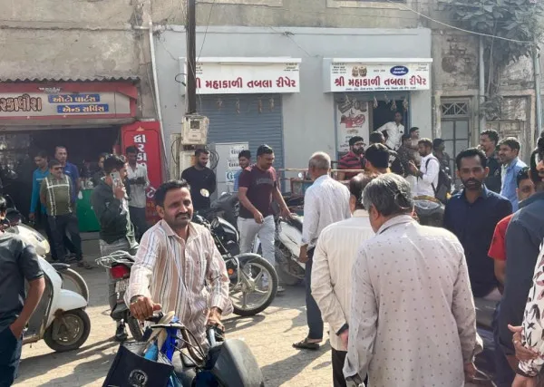 મોરબીના રેલવે સ્ટેશન રોડ પર ઉભરાતી ગટર, ખરાબ રસ્તા મામલે ચક્કાજામ 
