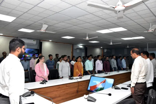 મોરબી કલેકટર કચેરી ખાતે અધિકારી-કર્મચારીઓ દ્વારા રાષ્ટ્રગીત વંદે માતરમના મૂળ સ્વરૂપનું સમૂહગાન કરાયું