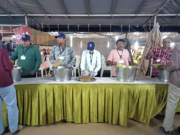 મોરબીમાં દાદા ભગવાન જન્મજયંતિ નિમિતે જોવા જેવી દુનિયા કાર્યક્રમમાં સેવા અર્પણ કરતા જલારામ ધામના અગ્રણીઓ 