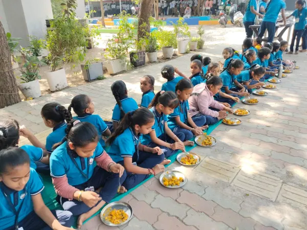 મોરબીમાં પ્રિન્સિપાલના દિકરાના ઘરે દિકરીનો જન્મ થતા દાદા બનવાની ખુશીમાં શાળાની બાળાઓને અલ્પાહાર કરાવ્યો
