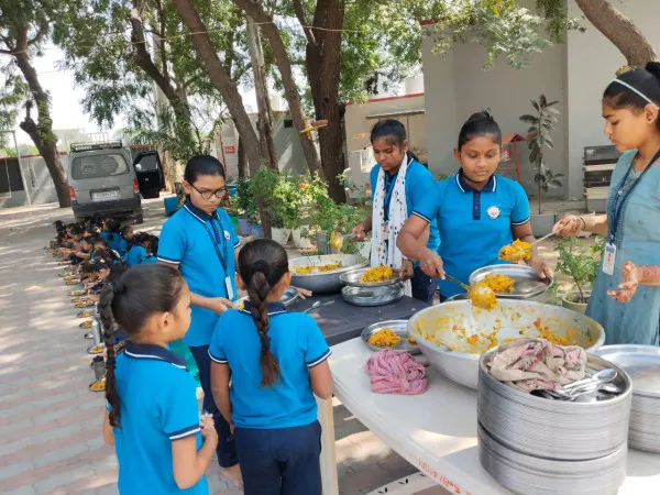 મોરબીમાં પ્રિન્સિપાલના દિકરાના ઘરે દિકરીનો જન્મ થતા દાદા બનવાની ખુશીમાં શાળાની બાળાઓને અલ્પાહાર કરાવ્યો