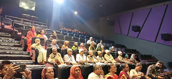 મોરબીમાં વૃદ્ધાશ્રમના વડીલો લાલો ફિલ્મ નિહાળી ભક્તિમાં લીન થઈ રાજા રણછોડના ગીત ઉપર ઝૂમી ઉઠ્યા 
