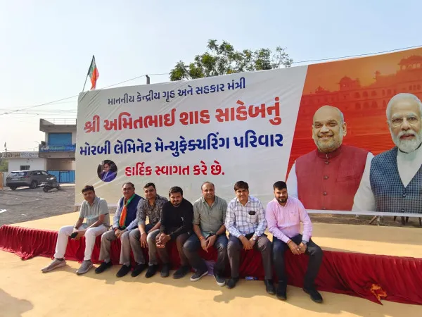 મોરબીમાં અમિતભાઈ શાહનું વિવિધ એસોસિએશનો દ્વારા પુષ્પ વર્ષાથી સ્વાગત કરાયું હતું,