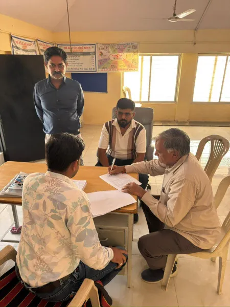 ટંકારાના ધારાસભ્ય દુર્લભજીભાઈ દેથરીયાએ બુથની મુલાકાત લઈ બીએલઓને પ્રોત્સાહિત કર્યા