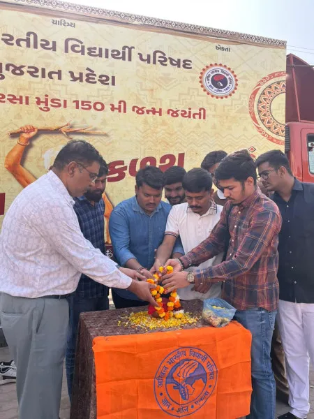 મોરબીમાં બિરસા મુંડાની જન્મજયંતિ નિમિત્તે જનજાતિ ગૌરવ કળશ યાત્રાનું સ્વાગત
