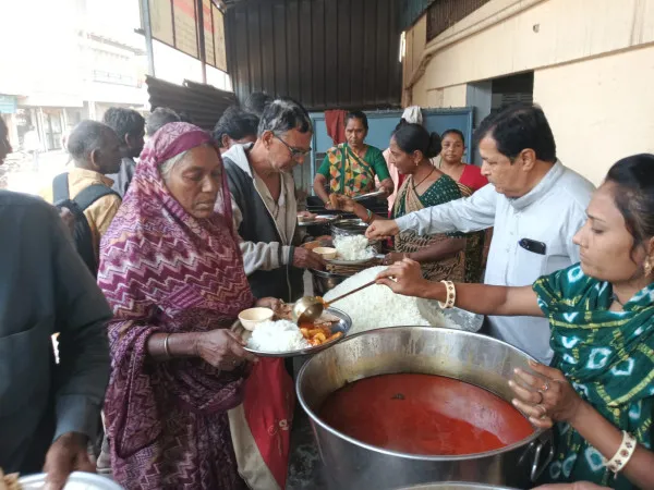 મોરબી જલારામ ધામના સદાવ્રતમાં ભજન કલાકાર અશોકભાઈ ભાયાણીએ ભોજન પીરસીને ધન્યતા અનુભવી