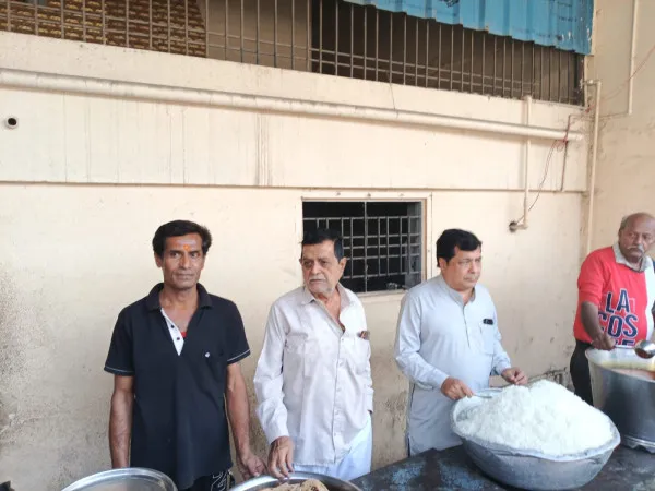 મોરબી જલારામ ધામના સદાવ્રતમાં ભજન કલાકાર અશોકભાઈ ભાયાણીએ ભોજન પીરસીને ધન્યતા અનુભવી